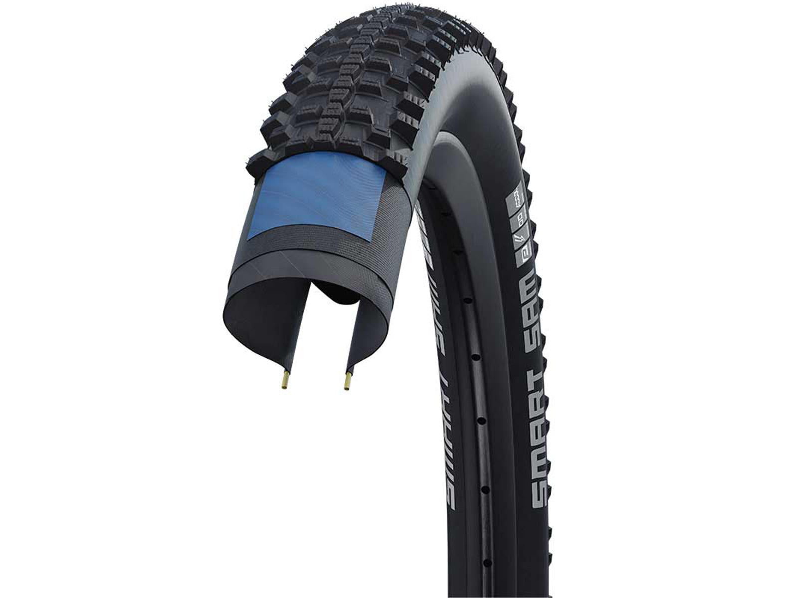 SÄHKÖPYÖRÄT.NETin SCHWALBE Smart Sam 26" x 2,25" (57-559) -renkaan lähikuva, jossa näkyy renkaan kulutuspintakuvio ja sisäkerrokset, jotka korostavat renkaan rakennetta ja puhkeamissuojaa.