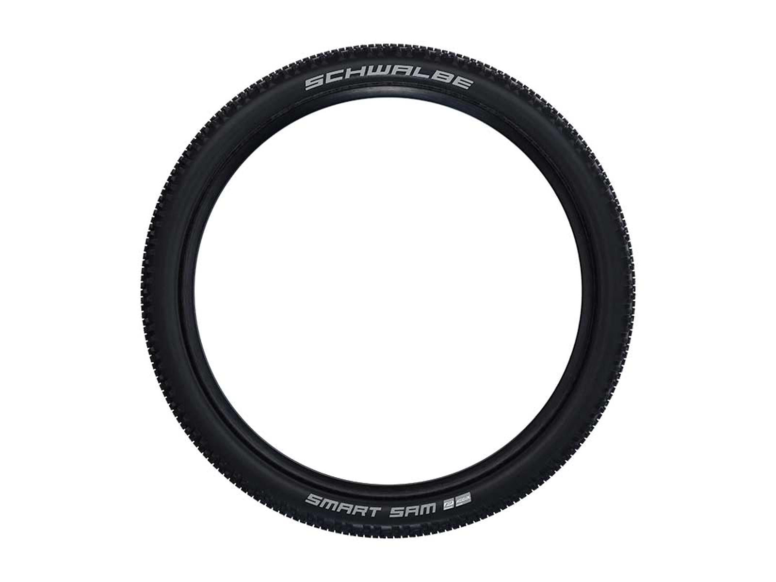 SCHWALBE Smart Sam 26" x 2,25" (57-559) maastopyörän rengas SÄHKÖPYÖRÄT.NET:ltä on esitetty mustana valkoisella tuotemerkillä, sivulta katsottuna valkoista taustaa vasten, jotta sen muoto ja kulutuspintakuvio korostuvat.