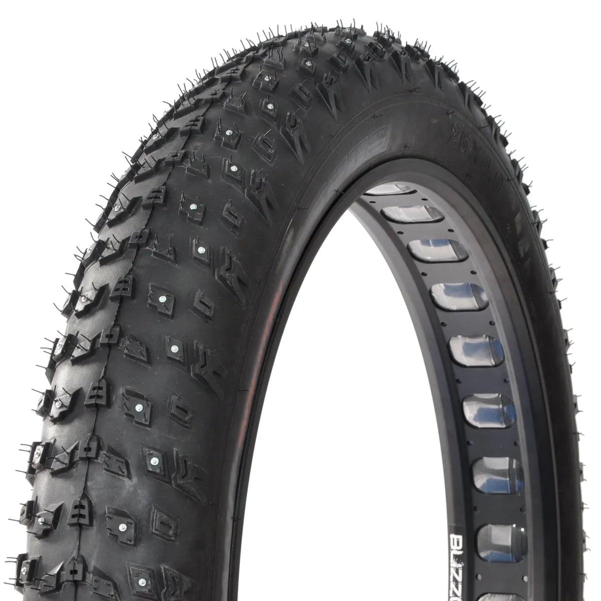 Lähikuvassa SÄHKÖPYÖRÄT.NET Nastarengas 26" CHAOYANG FAT-BIKE (26x4.9) TR kokoontaitettava musta rengas näkyy syvä kulutuspinta, metalliset nastat lumen pitoa varten, näkyvät sivuseinän yksityiskohdat ja vanteen reiät.