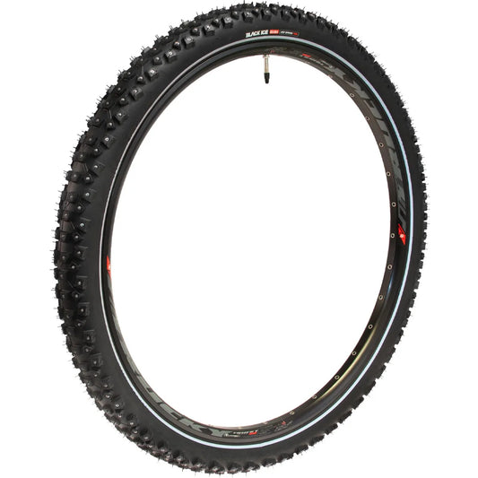 SÄHKÖPYÖRÄT.NET Nastarengas 29" x 2.6" BLACK ICE 400, jossa on 448 kartionastaa, Presta-venttiili ja korostetun nupukkamainen kulutuspinta, seisoo pystyssä valkoista taustaa vasten. Sopii nastarenkaaksi tai talvirenkaaksi.