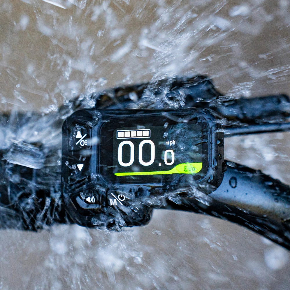 Sähköpyörän ohjaustangossa oleva digitaalinen näyttö vesiroiskeissa.