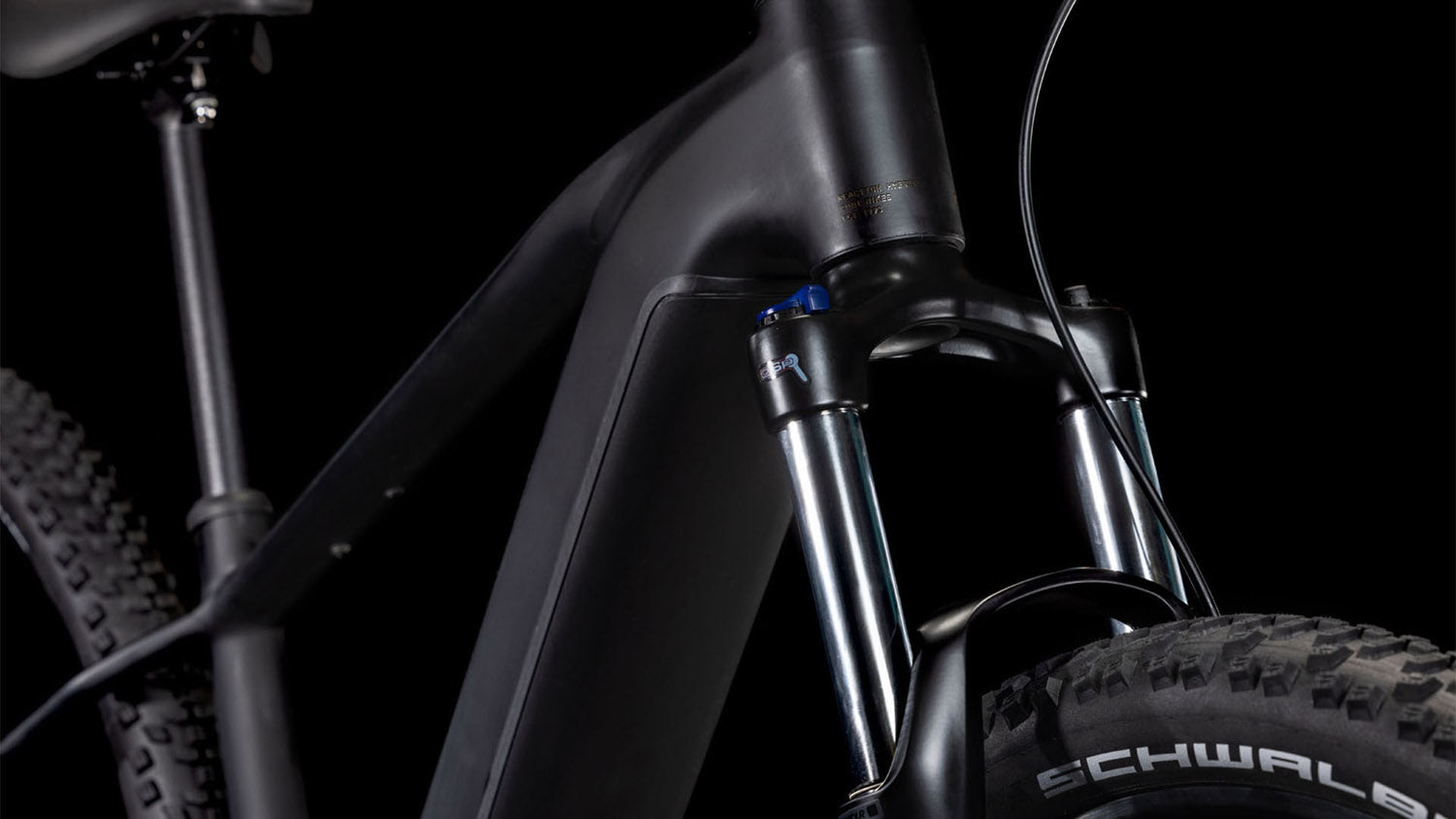 Lähikuva sähköpyörän rungosta ja etuhaarukasta