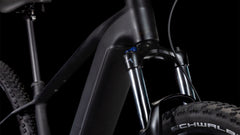 Lähikuva sähköpyörän rungosta ja etuhaarukasta
