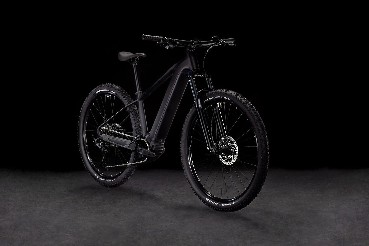 Kuva kokonaisesta sähköpyörästä tummaa taustaa vasten