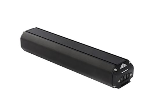 Suorakulmainen, musta Darfon akku 504wh Gen 1,5 sähköpyörän akku, jonka toisessa päässä on liitinportti ja kolmionmuotoinen varoitustarra, yhteensopiva Shimano Steps -järjestelmien kanssa, eristettynä valkoisella pohjalla.