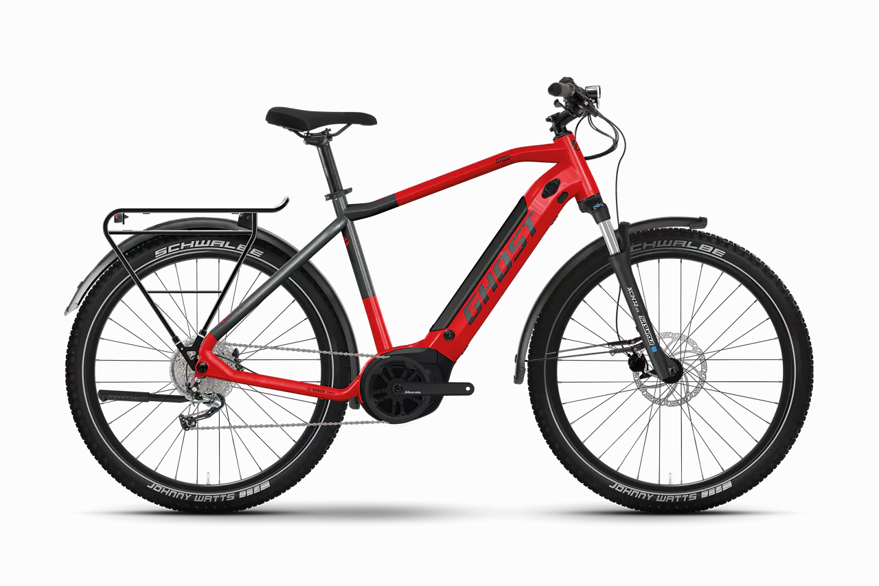 SÄHKÖPYÖRÄT.NETin GHOST E-Teru B Essential EQ sähköpyörässä on paksut renkaat, tavarateline takana, suojalevyt ja runkoon integroitu Bosch-moottoriakku, kuvassa profiilissa valkoisella pohjalla.