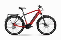 SÄHKÖPYÖRÄT.NETin GHOST E-Teru B Essential EQ sähköpyörässä on paksut renkaat, tavarateline takana, suojalevyt ja runkoon integroitu Bosch-moottoriakku, kuvassa profiilissa valkoisella pohjalla.