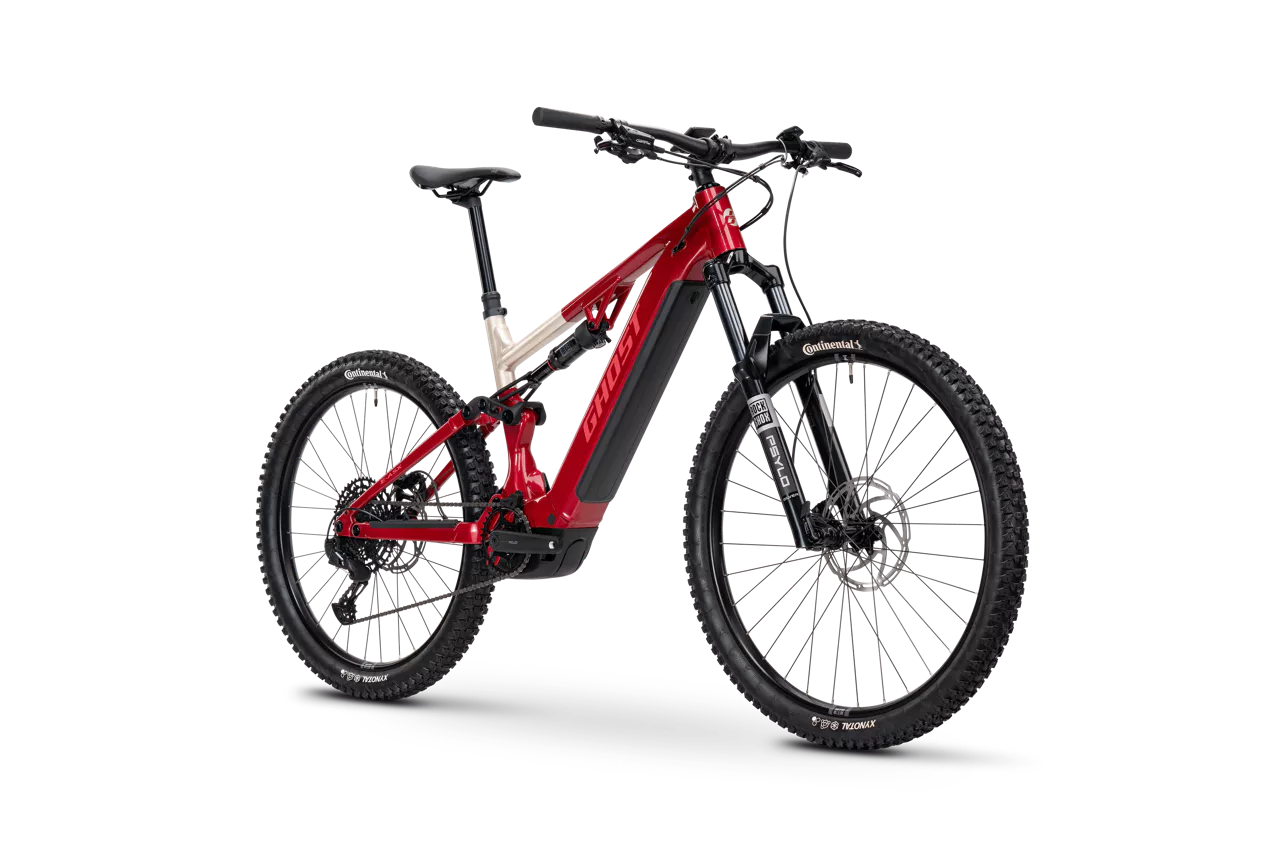 SÄHKÖPYÖRÄT.NETin Ghost E-ASX Essential 2026 on punamusta täysjousitettu sähköpyörä, jossa on paksut renkaat, levyjarrut, tukeva runko ja Bosch Performance Line CX -moottori, kuvassa valkoisella pohjalla.