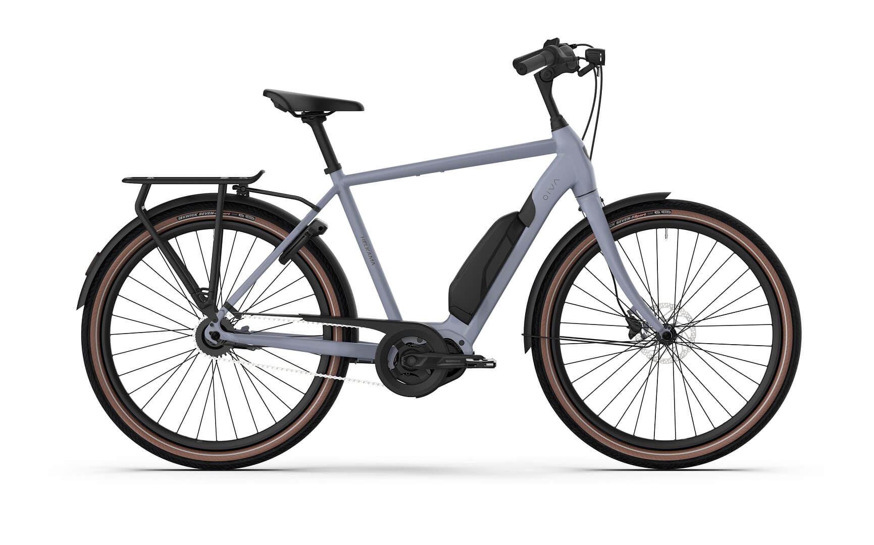 Helkama e-Oiva 5v 27.5″ sähköpyörä on moderni harmaa sähköpyörä, jossa on musta runkoon asennettu akku, Shimanon osat, suojalevyt, takateline ja ruskealla korostetut renkaat valkoisella pohjalla.
