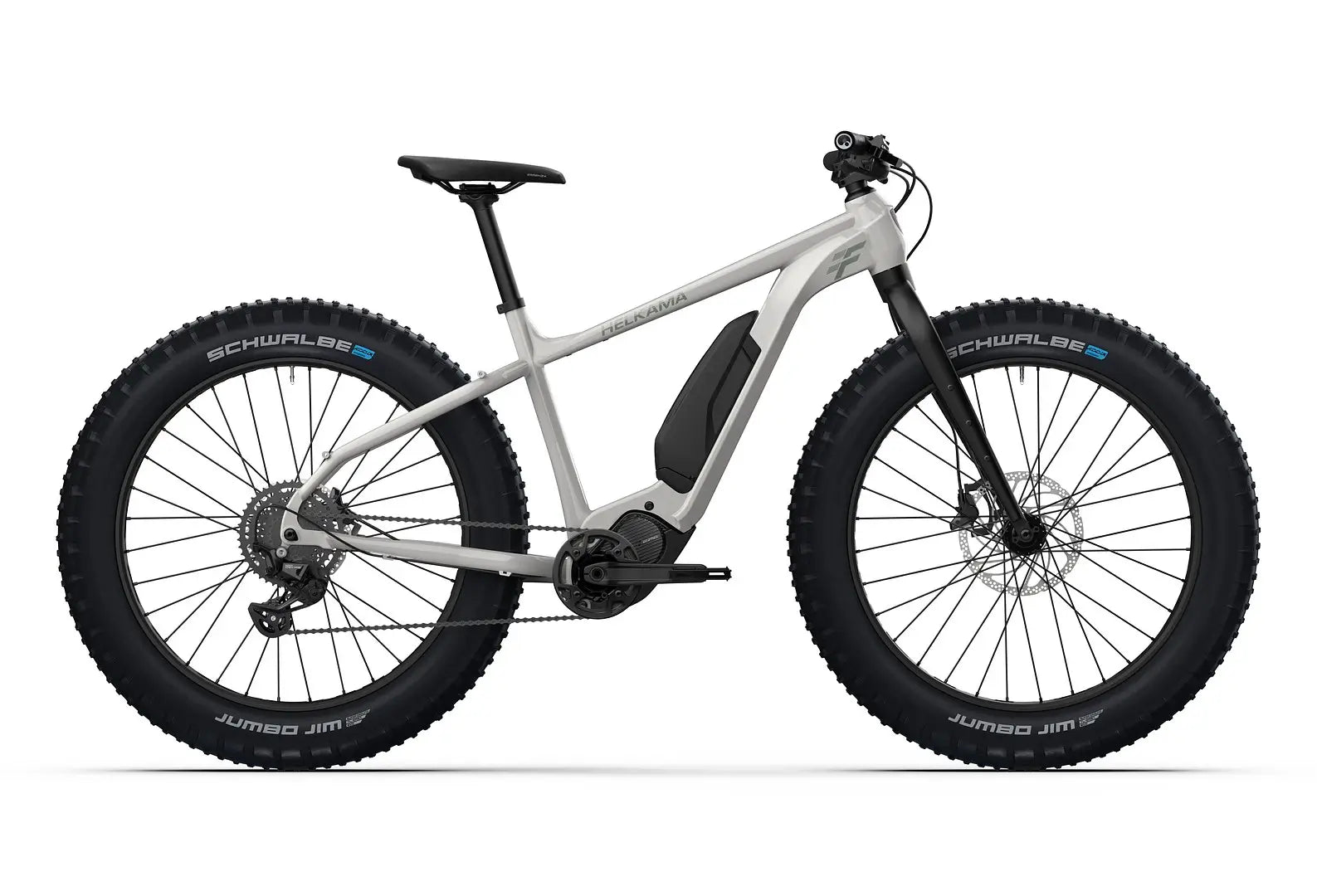Helkama F 10v 26" sähköpyörä, jossa on mattaharmaa runko, paksut mustat Schwalbe-renkaat, levyjarrut ja alatukeen asennettu akku, näkyy sivulta valkoista taustaa vasten.