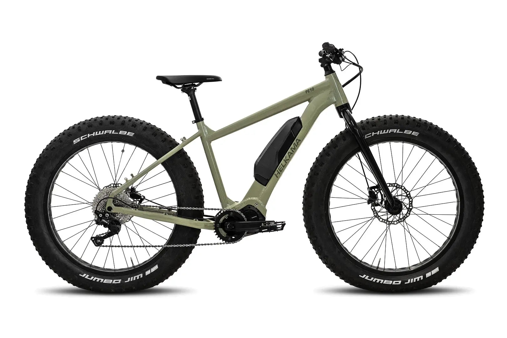 Valkoisella taustalla näkyy khaki Helkama FE 10 10v sähköpyörä, jossa on Shimanon E7000 -moottori, suuret mustat Schwalbe-renkaat, keskirunkoinen akku, litteä ohjaustanko ja levyjarrut. Tuotemerkki: Helkama.
