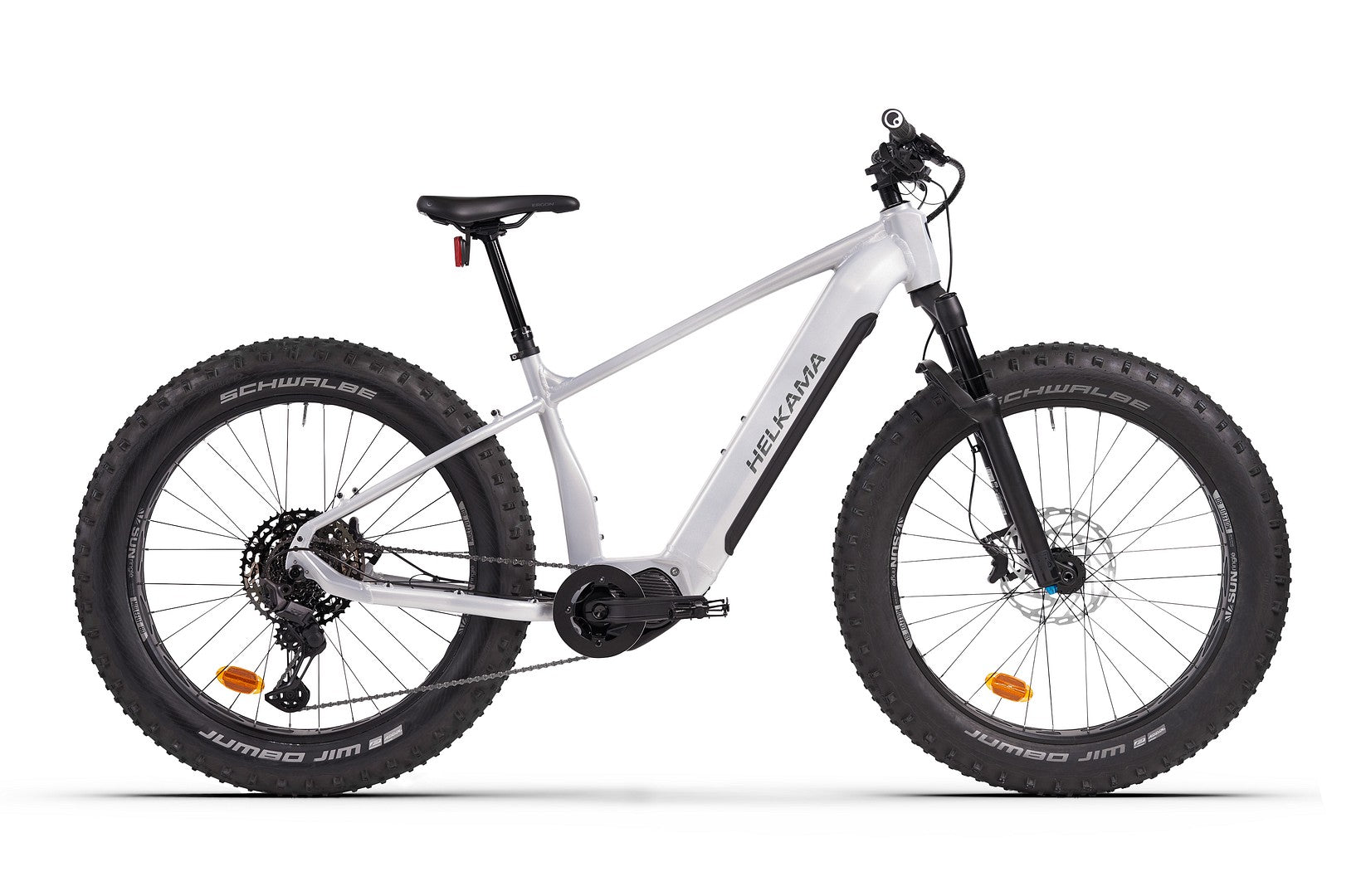 Valkoinen Helkama FE 12v 26" 708Wh sähköpyörä, jossa on paksut maastorenkaat, levyjarrut, tukeva runko ja tehokas 708Wh akku, näkyy sivulta valkoisella pohjalla.