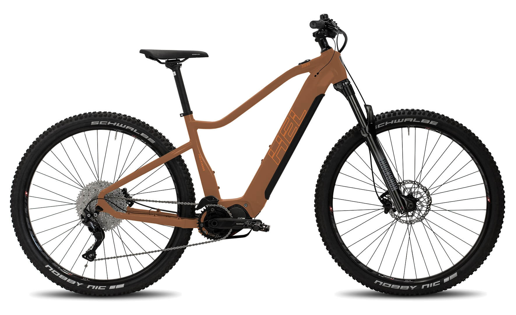 Helkama XE10 10v 29″ EP6 sähköpyörä on ruskea sähköpyörä, jossa on musta istuin, ohjaustanko ja Schwalbe-renkaat. Sivuprofiilissa valkoisella pohjalla esitetyssä pyörässä on tukeva runko, Shimano EP6 -moottori ja etujousitushaarukka.