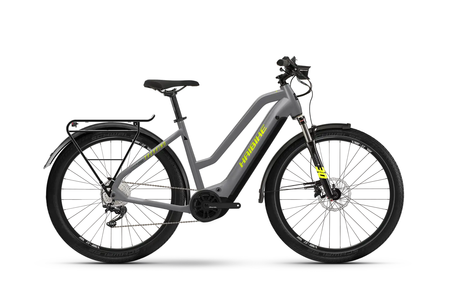 Harmaa Haibike TREKKING 6 Mid 27,5″ by SÄHKÖPYÖRÄT.NET, jossa on step-through-runko, etujousitus, tavarateline takana, suojalevyt ja Yamaha PW-ST System -järjestelmä, näkyy valkoisella pohjalla.