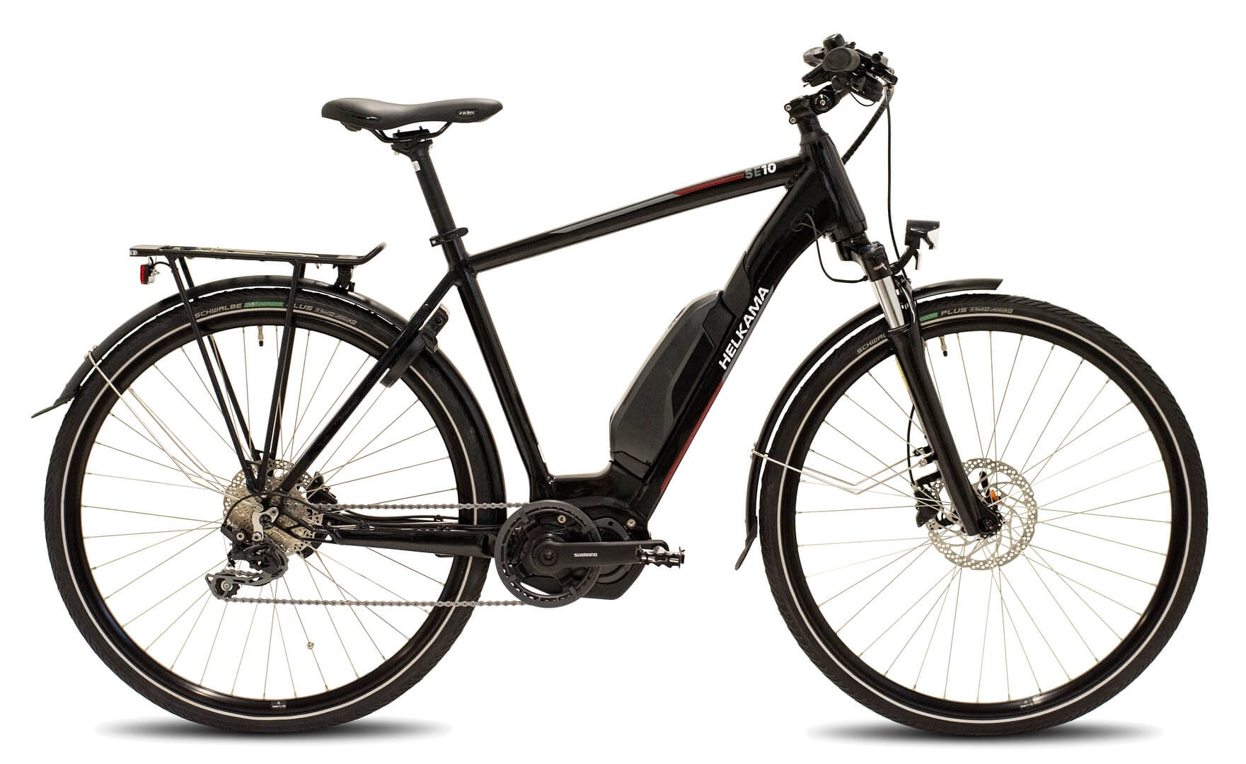 Helkama SE10 10v 28" sähköpyörä on musta sähköhybridipyörä, jossa on tukeva runko, levyjarrut, downtube-akku, suojalevyt, takateline ja potkulaite, kuvassa valkoisella pohjalla.