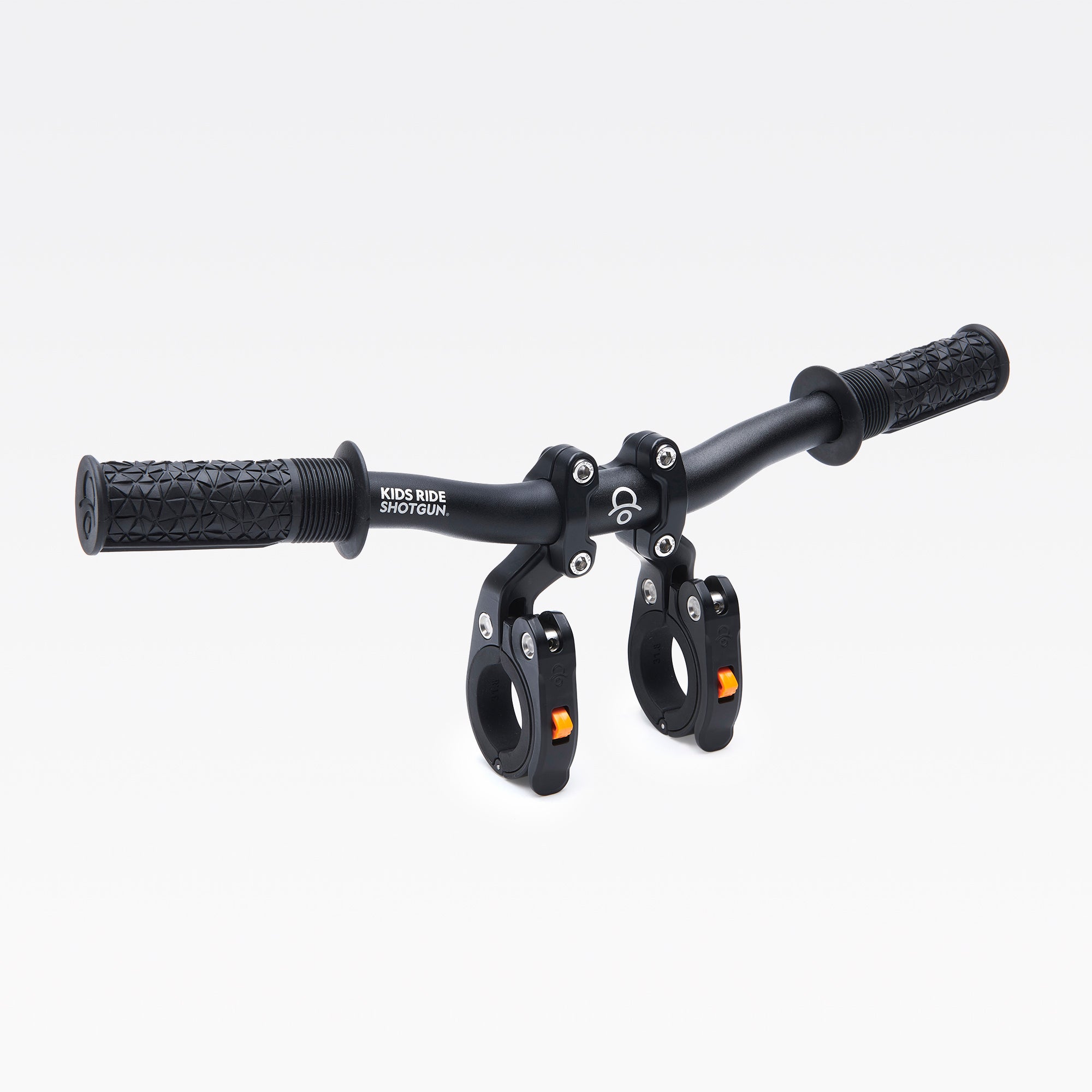 SÄHKÖPYÖRÄT.NET SHOTGUN PRO TANKO -JA ISTUIN PAKETTI sisältää lasten polkupyörän ohjaustangon, jossa on kuvioidut kahvat ja kaksi kiinnikettä aikuisten polkupyörään tai sähkömaastopyörään kiinnittämistä varten, jolloin lapsesi voi ajaa mukana. Asetettu tavallista valkoista taustaa vasten.