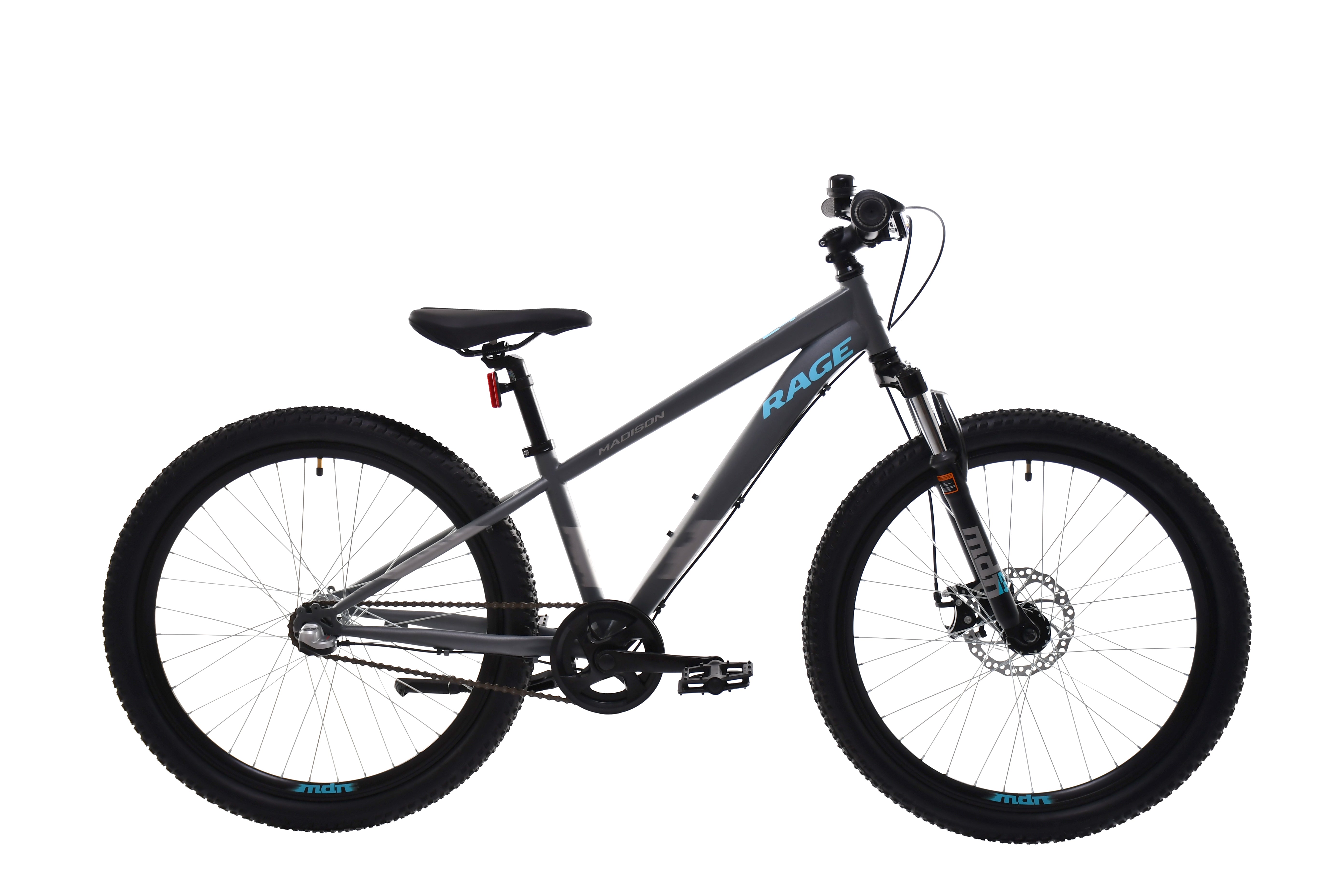 Harmaa SÄHKÖPYÖRÄT.NET Madison 24" Rage Disc lasten ja nuorten maastopyörä, jossa on paksut renkaat, musta istuin, litteä ohjaustanko ja siniset runko/pyörä-aksentit, näkyy sivulta valkoista taustaa vasten. Sisältää Shimano Nexus 3 -vaihteistonavan.