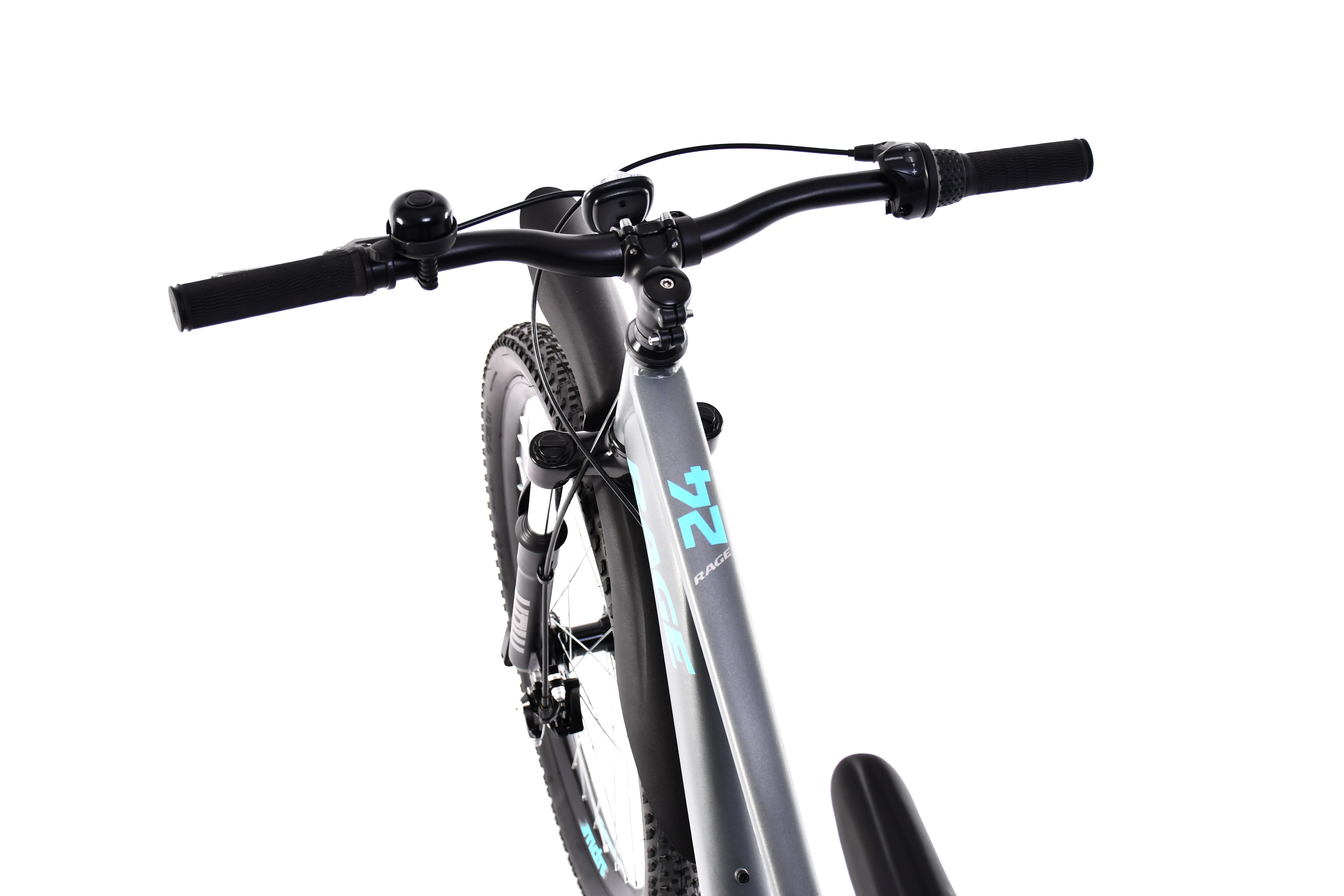 Lähikuva harmaasta SÄHKÖPYÖRÄT.NET Madison 24" Rage Disc lasten ja nuorten maastopyörästä ylhäältä, jossa näkyy ohjaustanko, etupyörä ja runko - ihanteellinen nuorten pyörä - valkoista taustaa vasten.