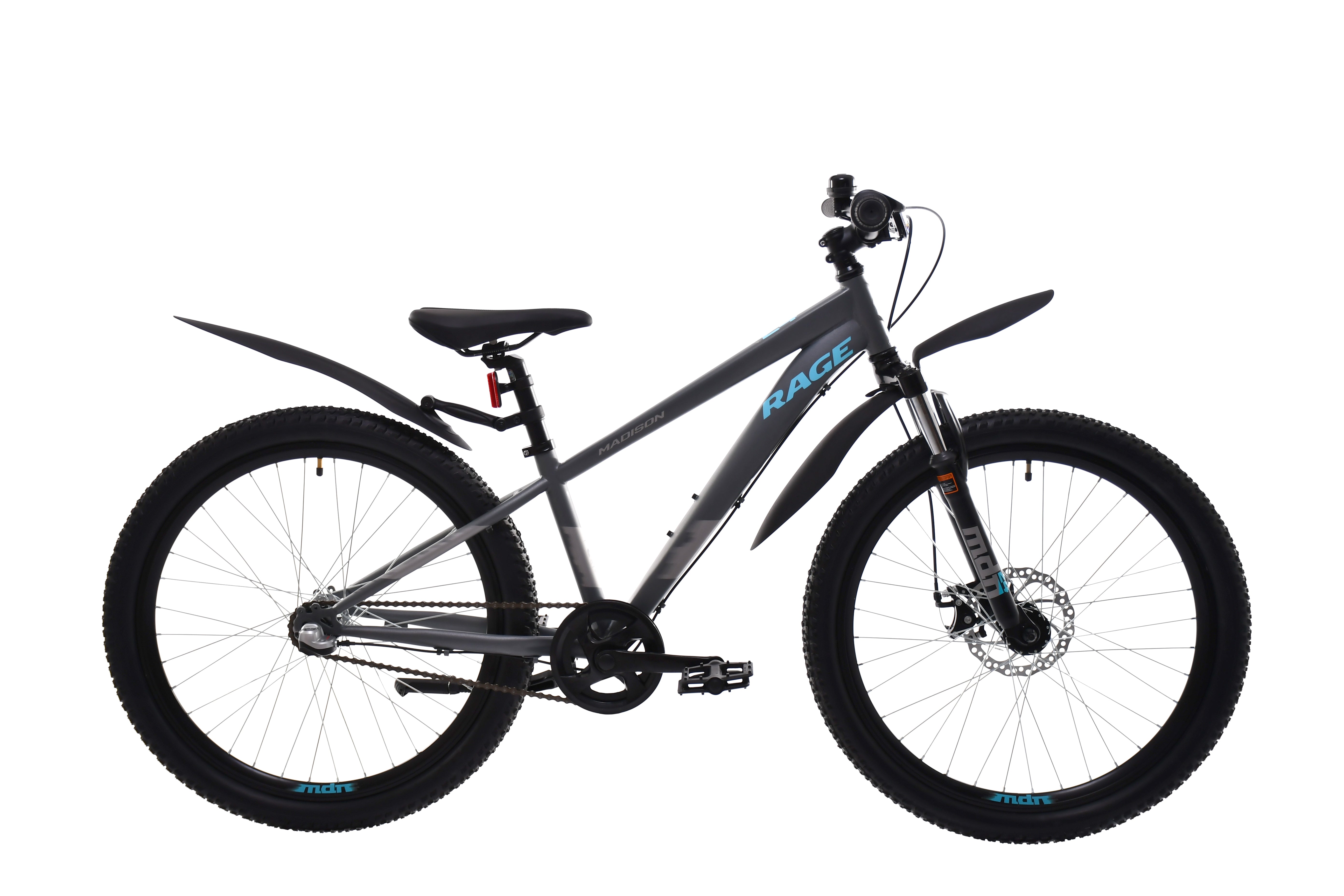 SÄHKÖPYÖRÄT.NETin Madison 24" Rage Disc lasten ja nuorten maastopyörä on harmaa maastopyörä, jossa on etujousitus, levyjarrut, litteä ohjaustanko, suojalevyt ja nupukkarenkaat. Pyörä on kuvattu sivuttain valkoista taustaa vasten.