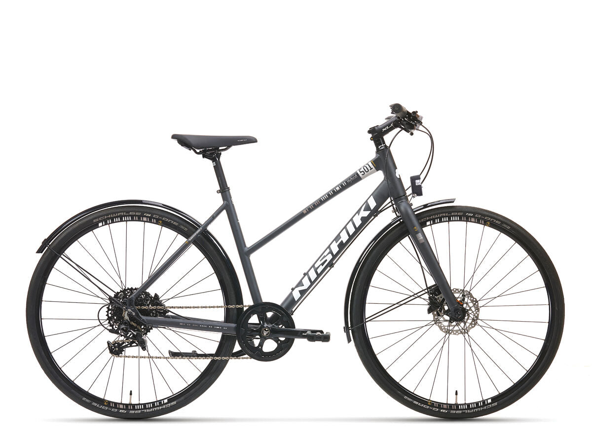 SÄHKÖPYÖRÄT.NETin Nishiki 501 -hybridipyörässä on harmaa step-through-runko, litteä ohjaustanko, musta satula, suojalevyt ja ohuet renkaat, jotka näkyvät profiilissa valkoisella ja tekevät siitä tyylikkään työmatkapyörän.