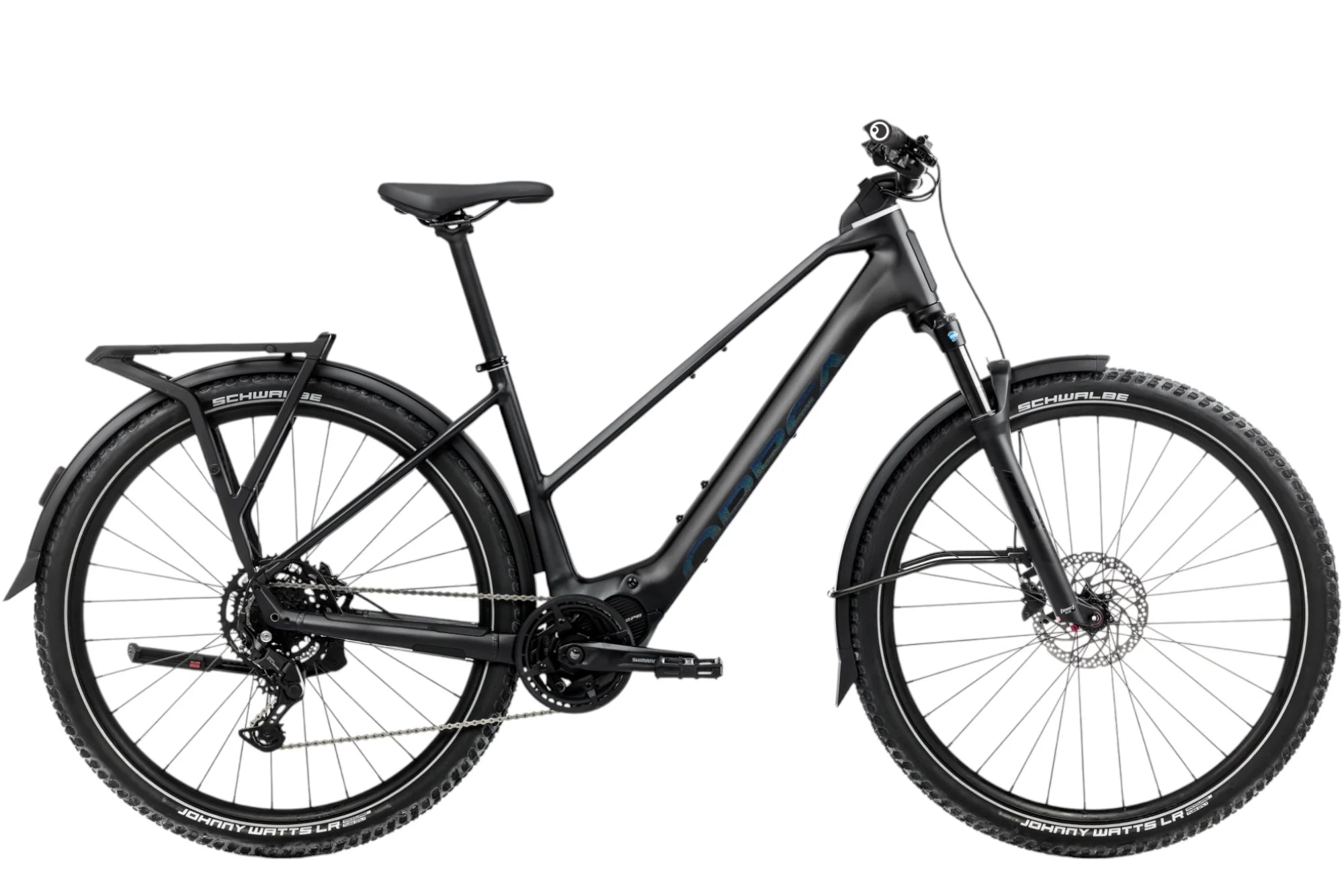 SÄHKÖPYÖRÄT.NETin ORBEA KEMEN ADV 30 MID L Black Matt esittelypyörä, jossa on kalteva runko, etujousitus, takateline, täydelliset suojalevyt ja nupukkarenkaat, on kuvattu sivulta valkoisella taustalla.