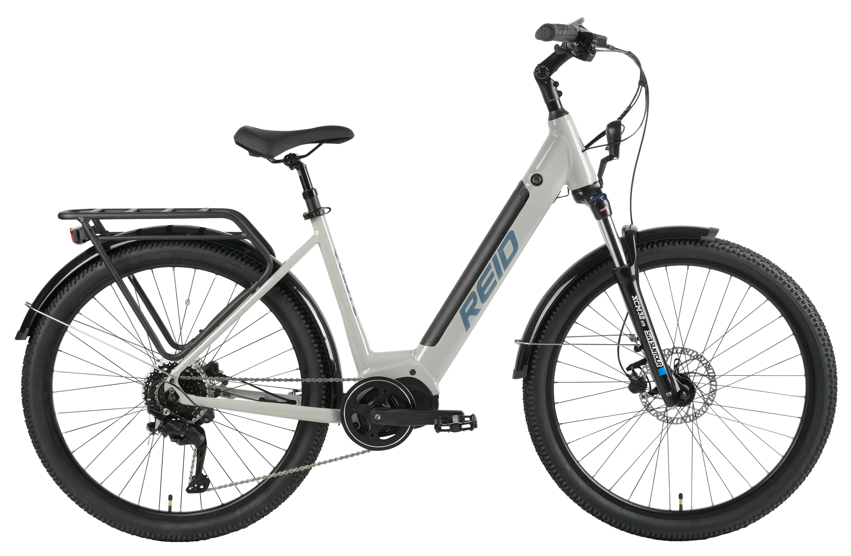 Harmaa REID E-BIKE QUEST 2.0 25 KPH L-52CM SÄHKÖPYÖRÄT.NETin harmaa REID E-BIKE QUEST 2.0 25 KPH L-52CM, jossa on 250 W:n keskikäyttöinen moottori, mustat renkaat, etujousitus, takateline, suojalevyt ja läpivientirunko, on kuvattu sivulta valkoisella pohjalla.