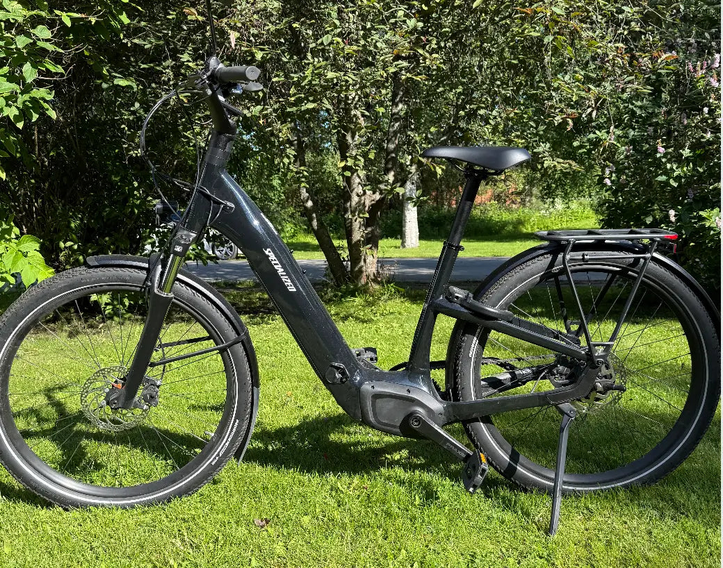 Specialized musta sähköpyörä nurmikolla
