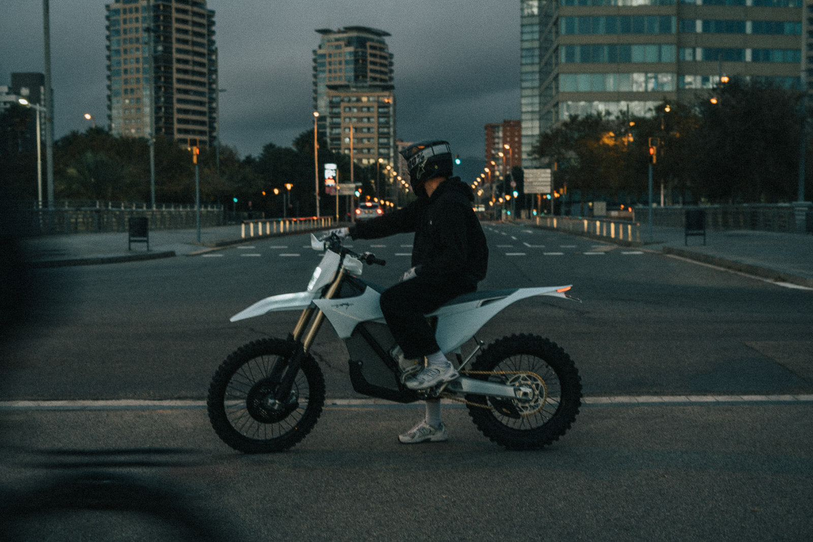 Valkoinen sähkömoottoripyörä kaupungissa otettu kuva