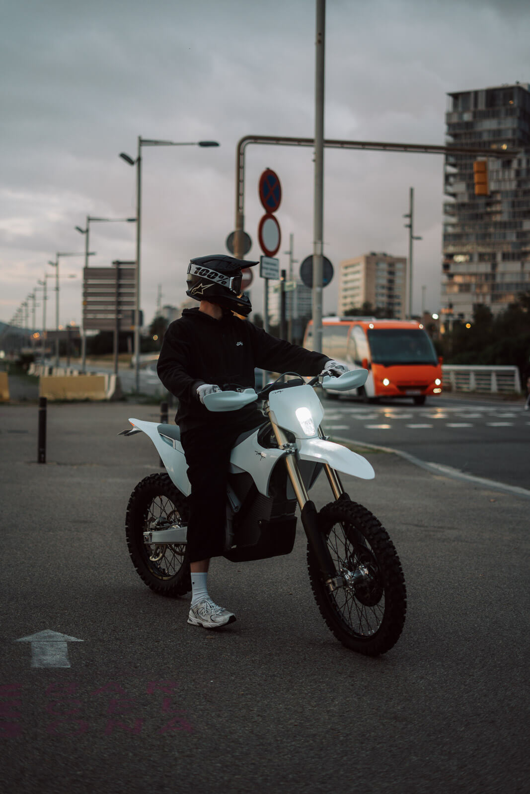 Valkoinen sähkömoottoripyörä kaupungissa otettu kuva