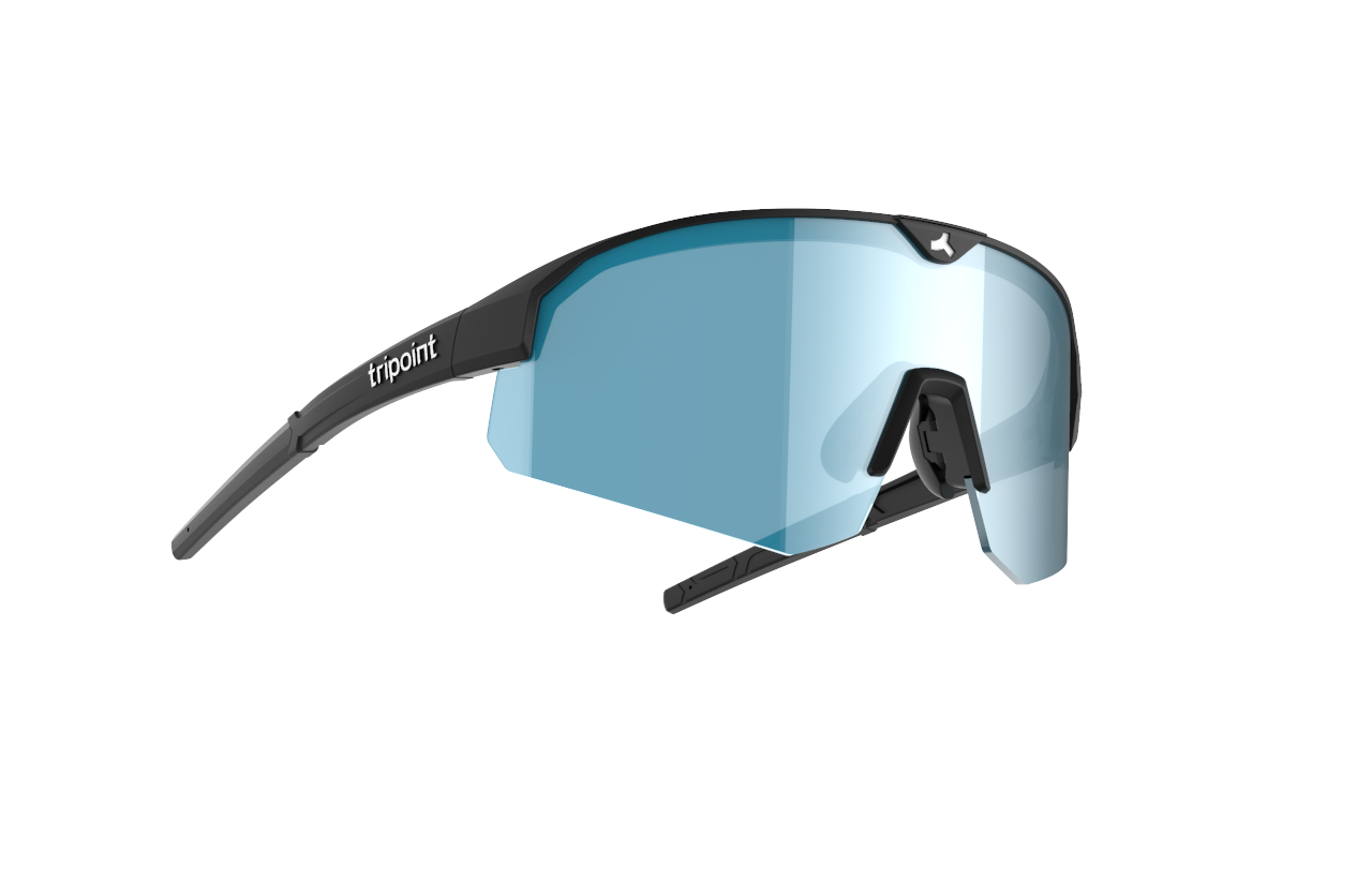 SÄHKÖPYÖRÄT.NETin urheilulliset Tripoint Mount Mist Small -monisporttilasit, joissa on musta kehys, yksi sinisävyinen käärinlinssi ja Tripoint-logo vasemmassa varressa, joka näkyy valkoisella pohjalla.
