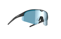 SÄHKÖPYÖRÄT.NETin urheilulliset Tripoint Mount Mist Small -monisporttilasit, joissa on musta kehys, yksi sinisävyinen käärinlinssi ja Tripoint-logo vasemmassa varressa, joka näkyy valkoisella pohjalla.