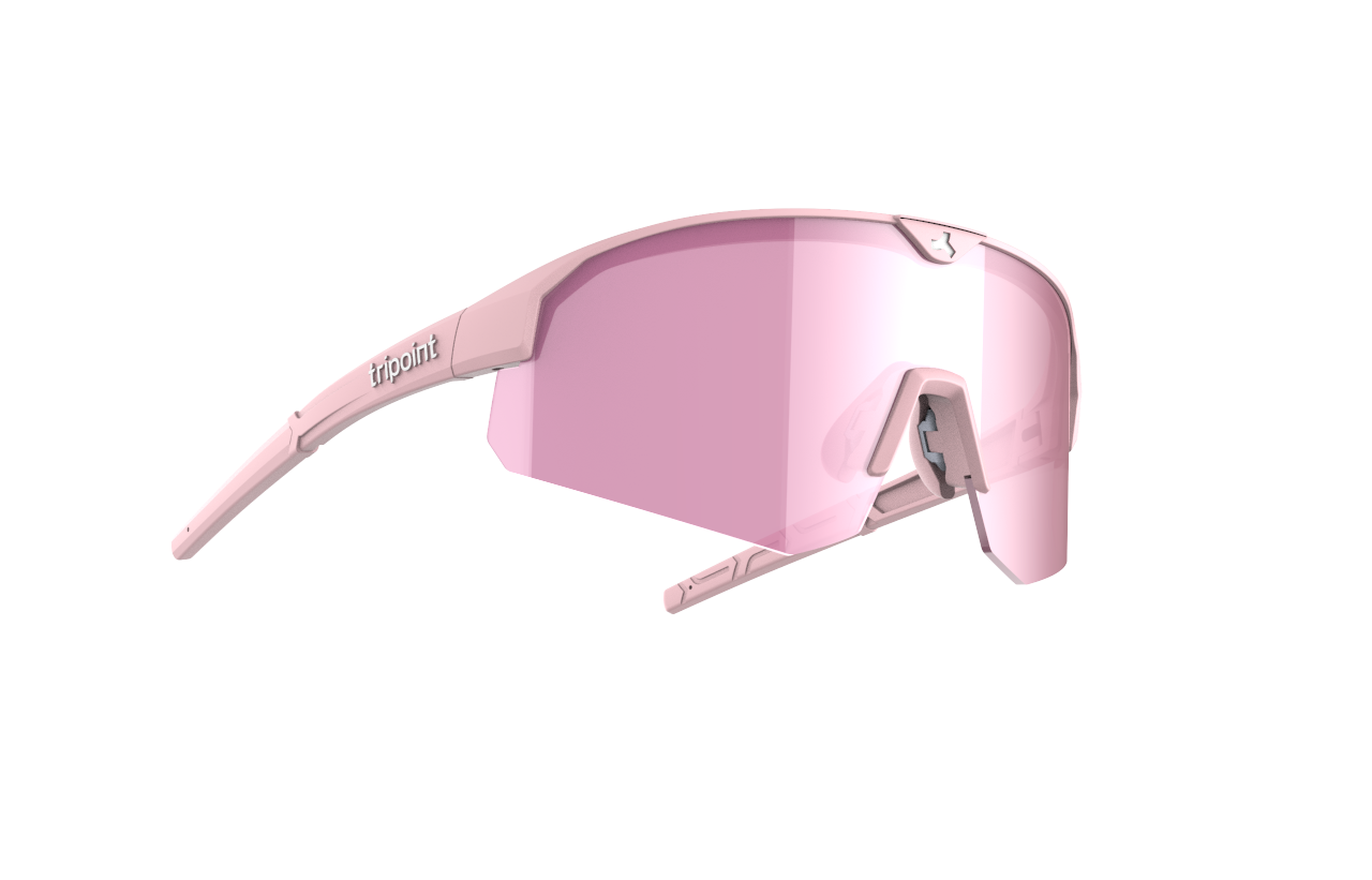 Urheilulliset urheilulasit, joissa on yksi vaaleanpunainen sävytetty linssi ja vaaleanpunainen kehys. SÄHKÖPYÖRÄT.NETin Tripoint Mount Mist Small -suojalaseissa on tyylikäs, moderni muotoilu, joka sopii täydellisesti multisport-lasitoimintaan.