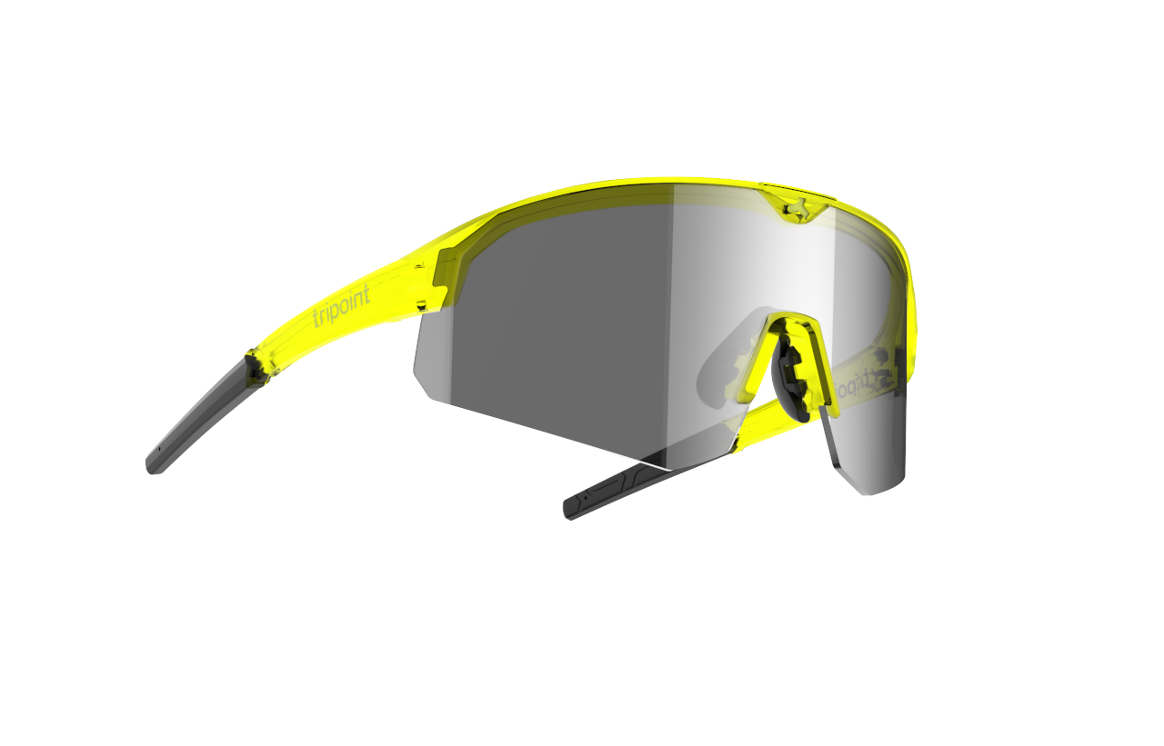 SÄHKÖPYÖRÄT.NET Tripoint Mount Mist Small -suojalaseissa on neonkeltainen kehys ja suuret, harmaasävytteiset UV400-urheilulasit, jotka näkyvät valkoisella pohjalla.
