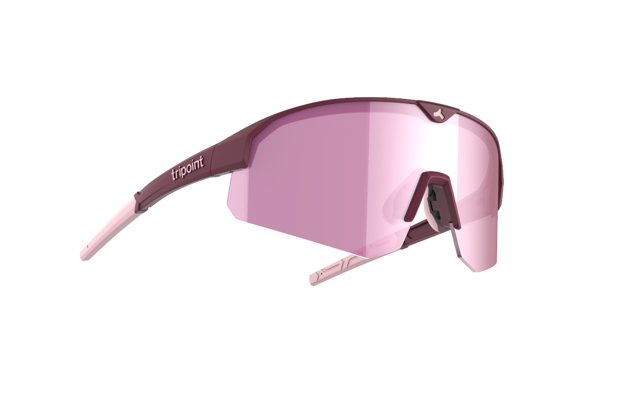 SÄHKÖPYÖRÄT.NETin Tripoint Mount Mist Small on urheilullinen aurinkolasipari, jossa on vaaleanpunaiset sävytetyt linssit ja kehykset, UV400-suojaus ja "tripont" -brändäys temppelissä, joka näkyy tavallisella valkoisella taustalla.