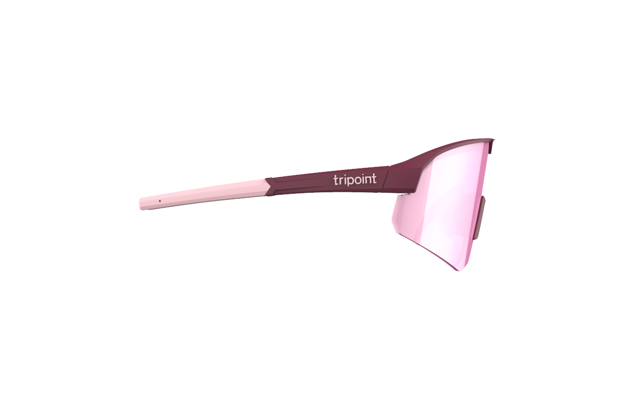 Sivukuva SÄHKÖPYÖRÄT.NET Tripoint Mount Mist Pieni urheilulasit vaaleanpunaisella kehyksellä, vaaleanpunaisella sävytetyllä linssillä, UV400-suojauksella ja tripoint-logolla varressa. Tasainen vaaleanharmaa tausta.