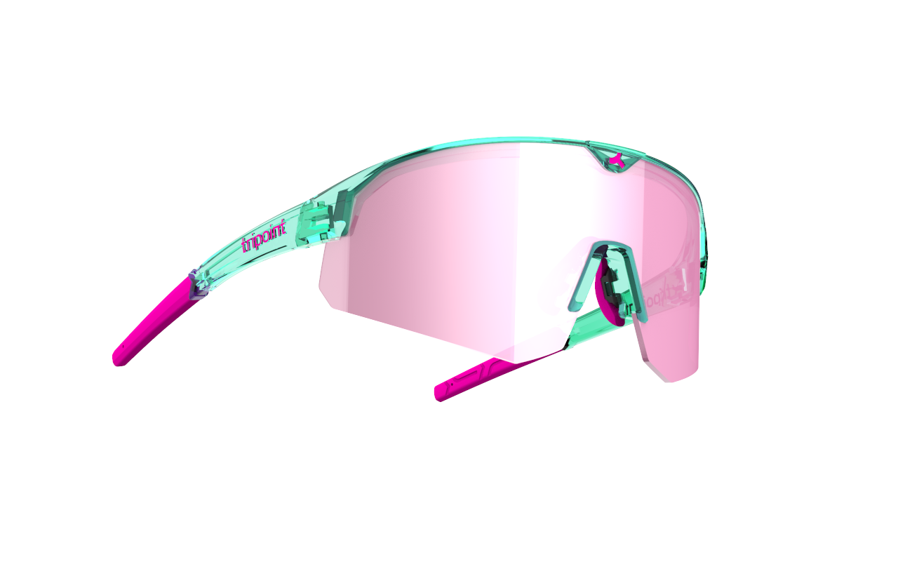 SÄHKÖPYÖRÄT.NET Tripoint Mount Mist Small -suojalaseissa on yksi vaaleanpunainen sävytetty linssi, läpikuultava turkoosi kehys ja kirkkaan vaaleanpunaiset ohimokärjet - tyylikkäät moniurheilulasit, jotka sopivat täydellisesti mihin tahansa seikkailuun, jotka näkyvät tavallisella valkoisella pohjalla.