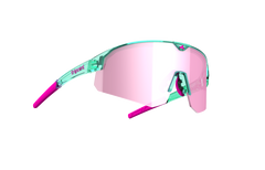 SÄHKÖPYÖRÄT.NET Tripoint Mount Mist Small -suojalaseissa on yksi vaaleanpunainen sävytetty linssi, läpikuultava turkoosi kehys ja kirkkaan vaaleanpunaiset ohimokärjet - tyylikkäät moniurheilulasit, jotka sopivat täydellisesti mihin tahansa seikkailuun, jotka näkyvät tavallisella valkoisella pohjalla.
