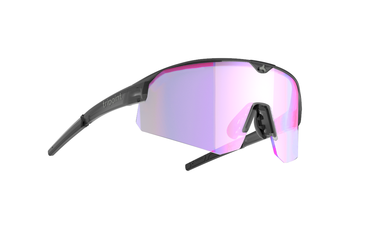 SÄHKÖPYÖRÄT.NET Tripoint Mount Mist Small -lasit ovat urheilulliset, puoliksi vanteettomat mustat kehykset, joissa on vaaleanpunaisella sävytetyt peililinsit, jotka näkyvät valkoista taustaa vasten.