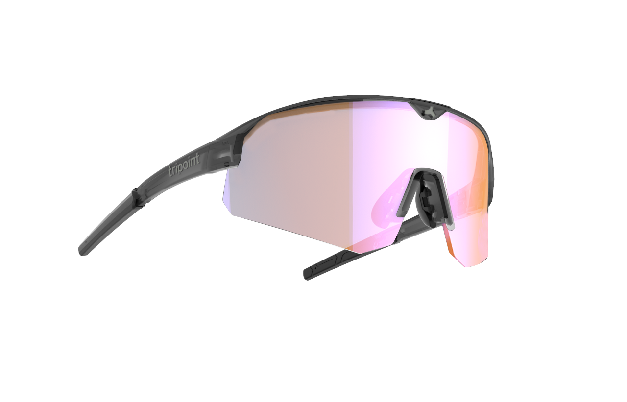 SÄHKÖPYÖRÄT.NET Tripoint Mount Mist Small -aurinkolaseissa on moderni, osittain reunaton muotoilu, jossa on yksi leveä vaaleanpunainen-oranssi linssi ja mustat varret. Valkoisella pohjalla esitettynä ne sopivat erinomaisesti erilaisiin multisport-aktiviteetteihin.