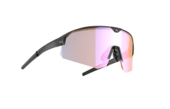 SÄHKÖPYÖRÄT.NET Tripoint Mount Mist Small -aurinkolaseissa on moderni, osittain reunaton muotoilu, jossa on yksi leveä vaaleanpunainen-oranssi linssi ja mustat varret. Valkoisella pohjalla esitettynä ne sopivat erinomaisesti erilaisiin multisport-aktiviteetteihin.