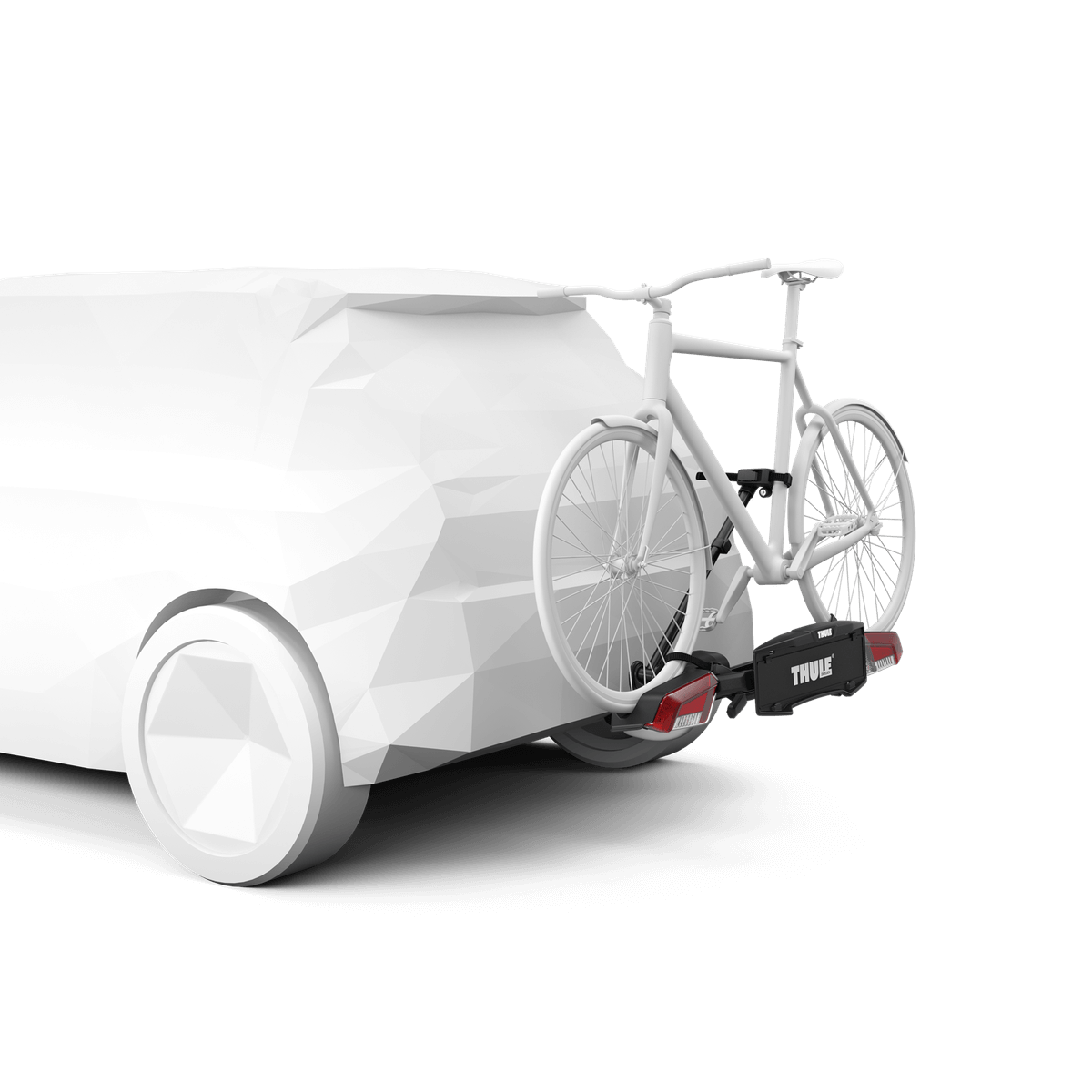 Valkoinen minimalistinen automalli, jossa on Thule VeloLite pyöränkuljetustelineeseen asennettu polkupyörä, joka on kiinnitetty taakse vetokoukun avulla, valkoista taustaa vasten.