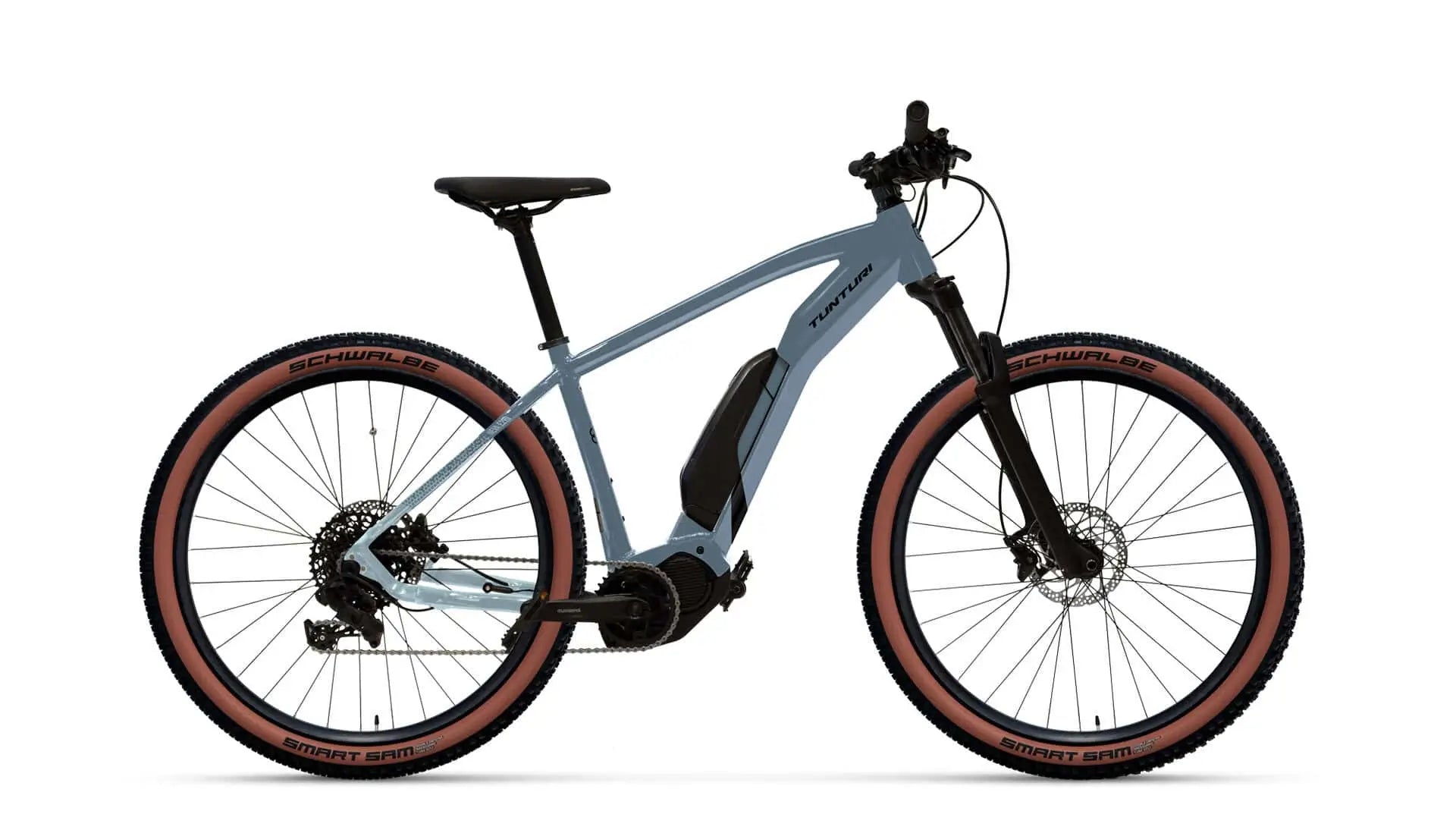 Vaaleansinisessä Tunturi Neva E290 2026 mallissa on musta istuin, ohjaustanko ja runkoon asennettu akku. Se on varustettu Shimano EP5 sähkömoottorilla ja Schwalbe Smart Sam -renkailla, joissa on erottuvat punaiset sivuseinät.