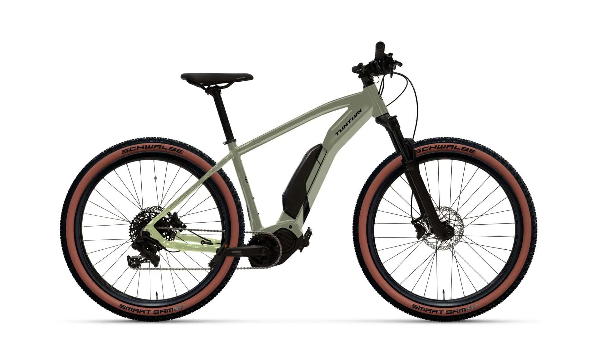Vaaleanvihreä Tunturi Räme E275 sähkömaastopyörä, jossa on paksut punaiset Schwalbe-renkaat, etujousitus, musta istuin ja keskirunkoinen akku, näkyy profiilissa valkoista taustaa vasten.