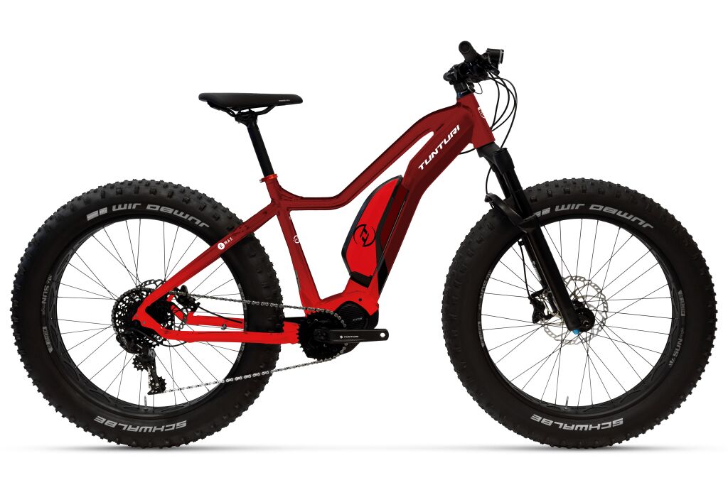 Tunturi EMAX *SUOMEN EDULLISIN* sähköfatbike -pyörässä on punamusta muotoilu, paksut Schwalbe-renkaat, Shimano-keskimoottori, runkoon asennettu akku ja etujousitus - kuvassa valkoista taustaa vasten.