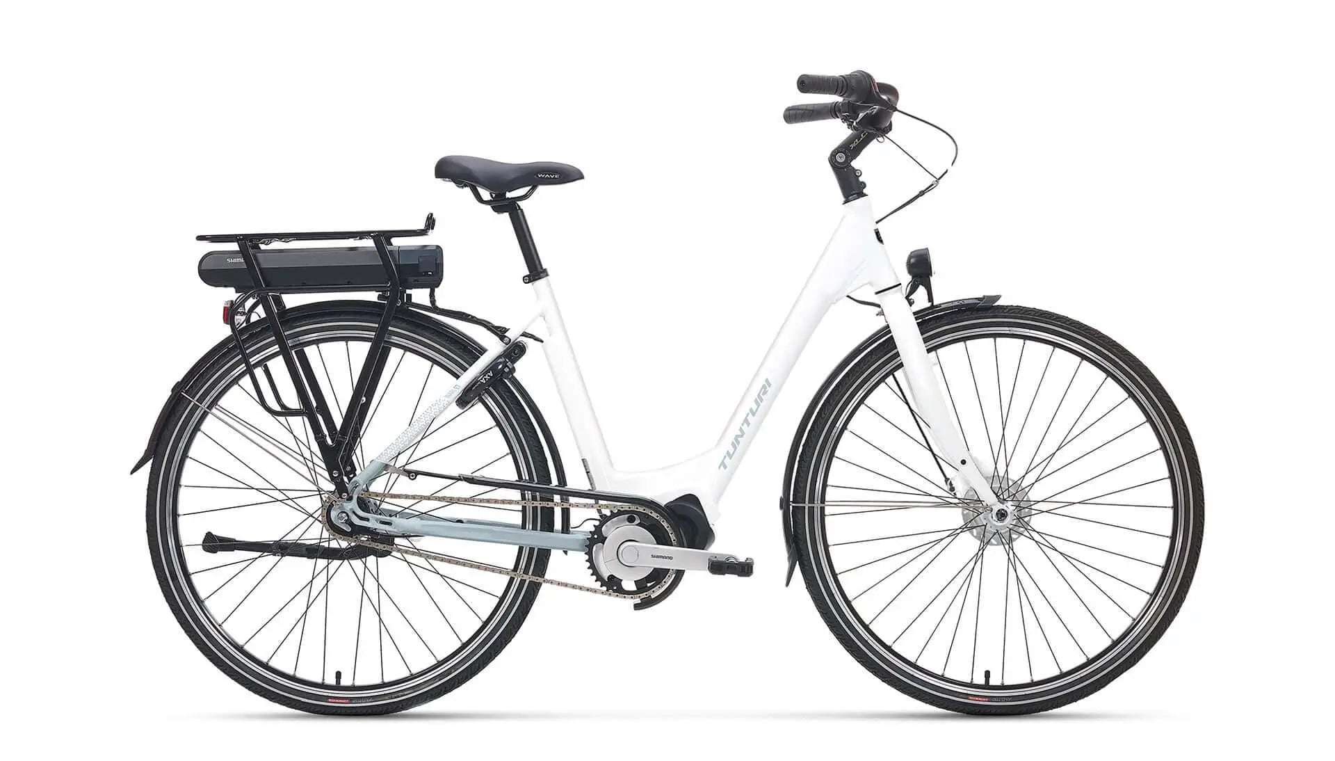 Valkoinen Tunturi Inari sähköpyörä, jossa on step-through-runko, Shimano Steps E5100 -moottori, taakse asennettu akku, musta satula ja ohjaustanko, on esitetty profiilissa valkoisella pohjalla. Tuotemerkki: Tunturi Tunturi Tunturi Tunturi, joka on kuvattu kuvassa: Tunturi.