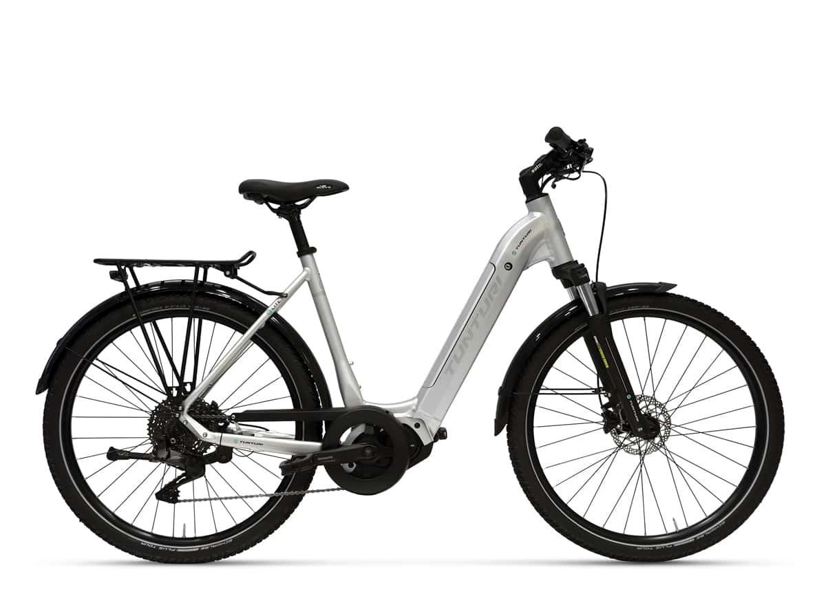 Tunturi E-LITE sähköpyörä by Tunturi sisältää hopeanvärisen step-through-rungon, mustan istuimen, ohjaustangon, suojalevyt, takatelineen, levyjarrut ja paksut renkaat - ihanteellinen moderni kaupunkipyörä kaupunkiajeluun tai kevyeen maastokäyttöön.