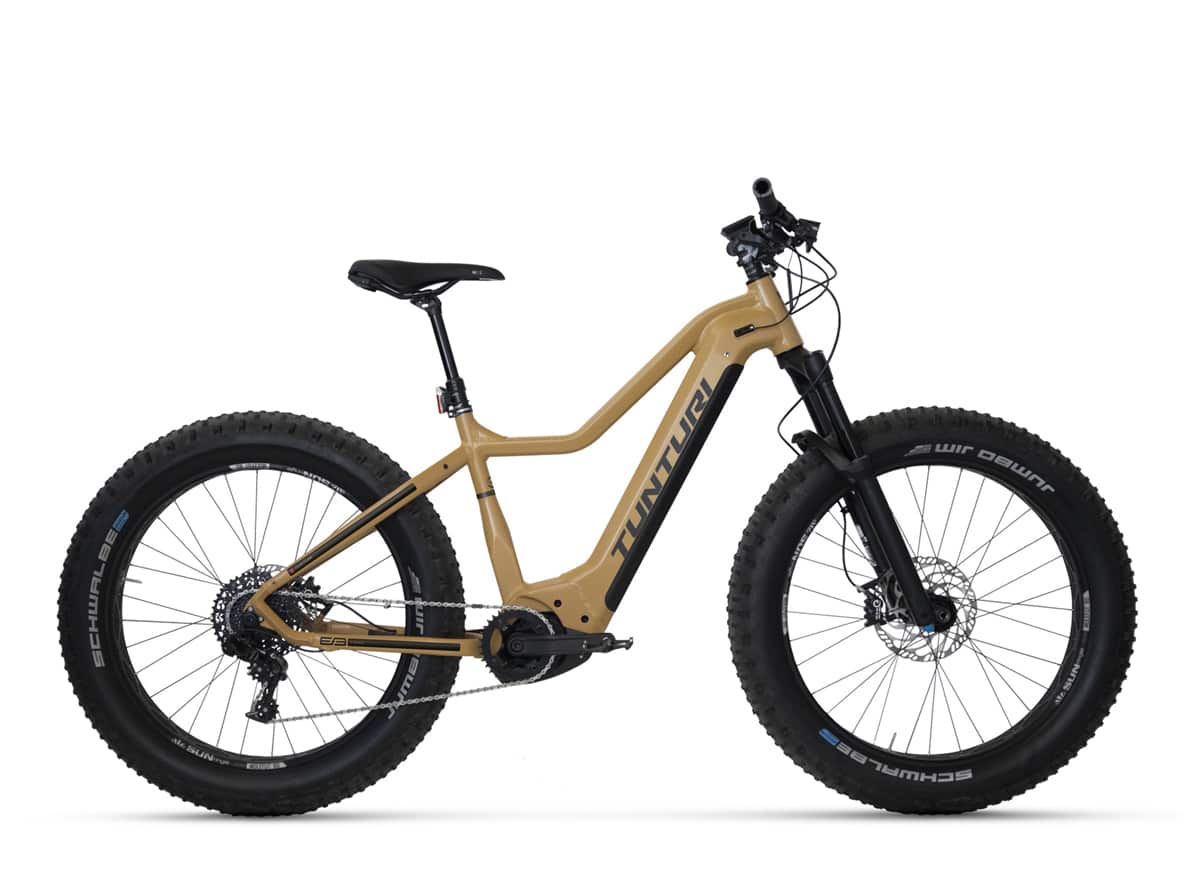 Tunturi EMAX EBF600, ruskehtava fatbike sähköpyörä, jossa on tukeva runko, Bosch Performance Line CX -moottori, musta satula, leveät nupukkarenkaat ja levyjarrut Tunturilta, on esillä valkoisella pohjalla.