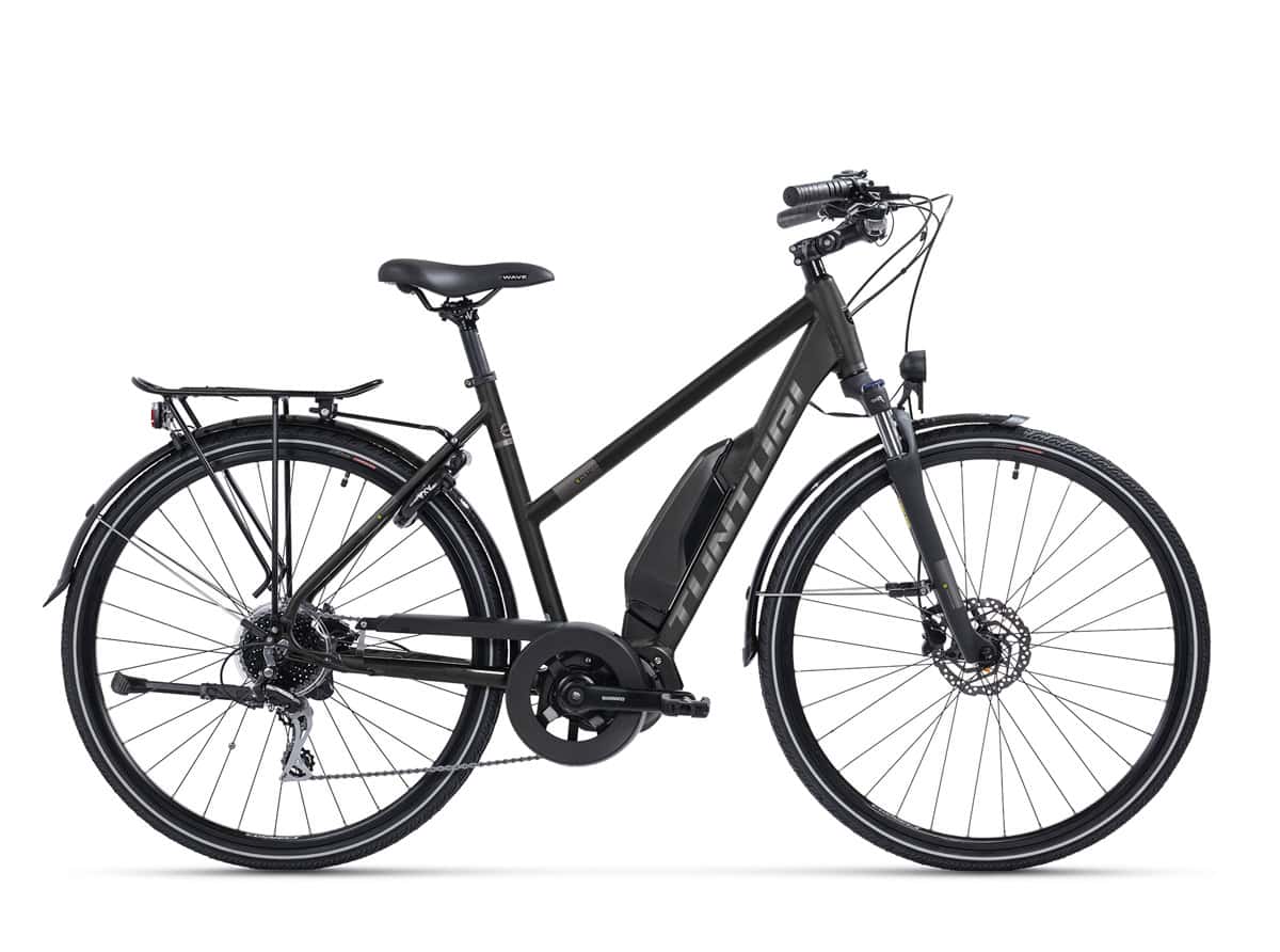 SÄHKÖPYÖRÄT.NETin Tunturi E-Motion naisten sähköpyörä on musta askelmainen sähköpyörä, jossa on etujousitus, alaputkiakku, levyjarrut, takateline, suojalevyt ja litteä ohjaustanko sivulta kuvattuna.