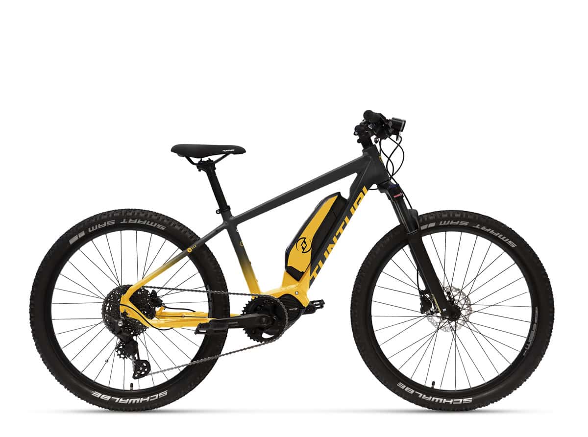 SÄHKÖPYÖRÄT.NET Tunturi E240 nuorten sähköpyörä mustana ja keltaisena, jossa on paksut renkaat, levyjarrut ja runkoon asennettu sähkömoottori, kyljellään valkoista taustaa vasten.