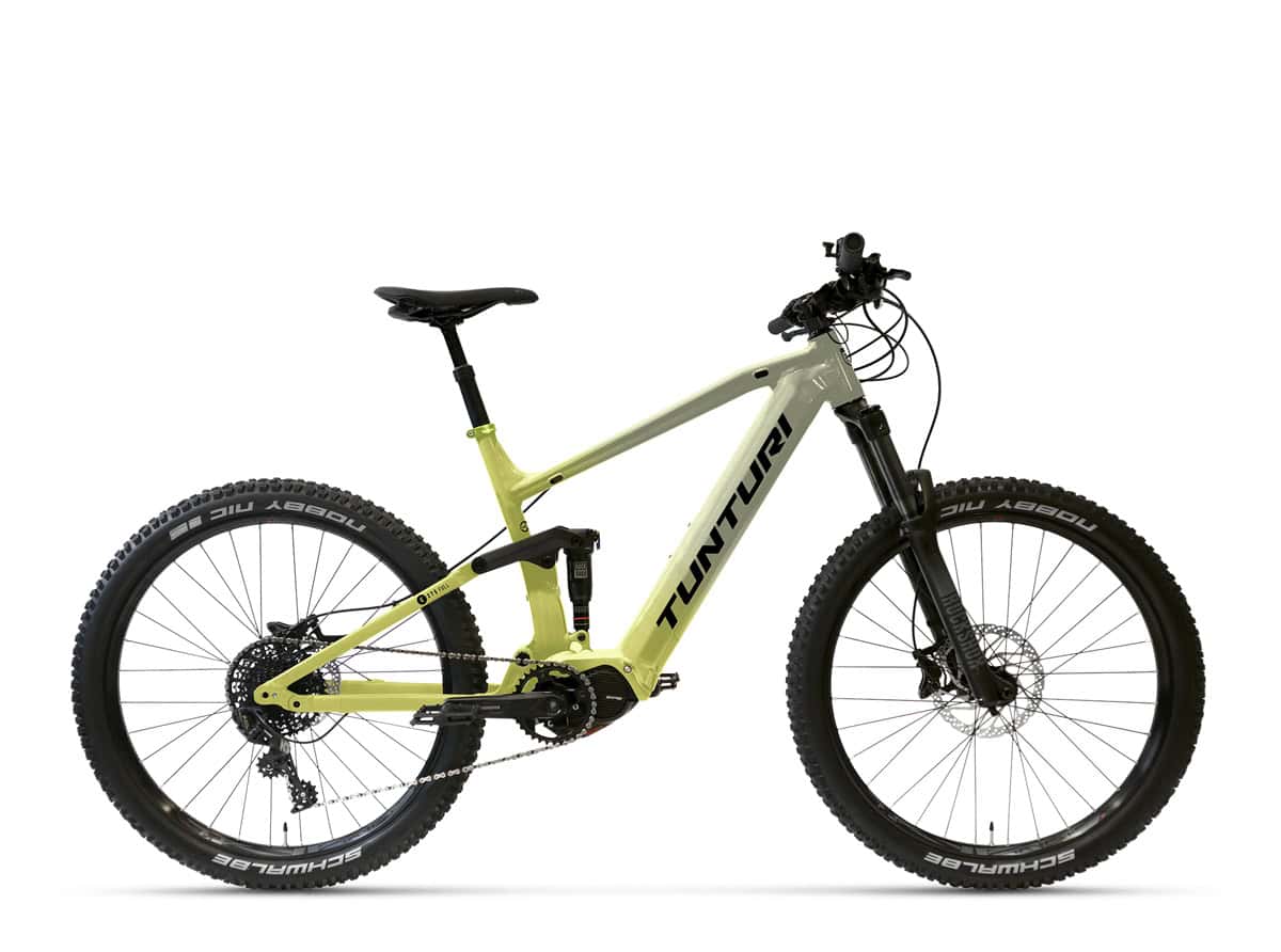 Keltainen ja harmaa SÄHKÖPYÖRÄT.NET Tunturi E275 täyssähköinen maastopyörä, jossa on paksut nupukkarenkaat, levyjarrut, tukeva runko ja Shimano EP8 -moottori, näkyy sivuprofiilissa valkoisella pohjalla.